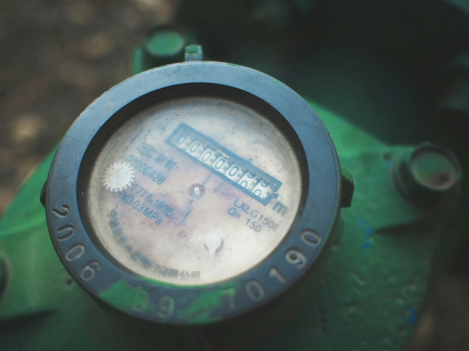 Compteur d'eau à Bordeaux, point de démarcation entre réseau public Suez et réseau privatif du logement