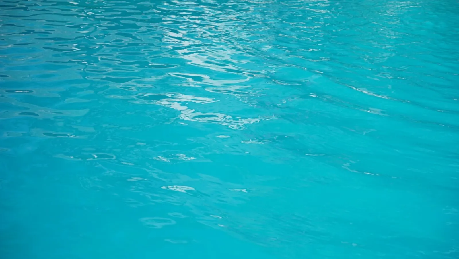 Surface d'eau de piscine avec remous des buses de refoulement, contexte d'une recherche de fuite en Gironde