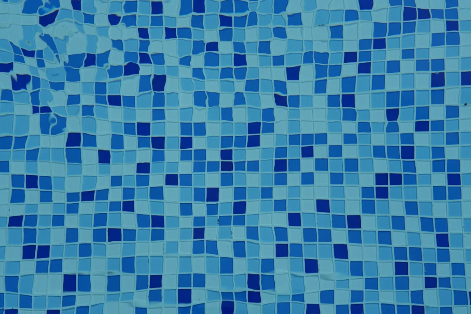 Mosaïque bleue sous-marine d'une piscine béton en Gironde, contexte d'une recherche de fissure structurelle