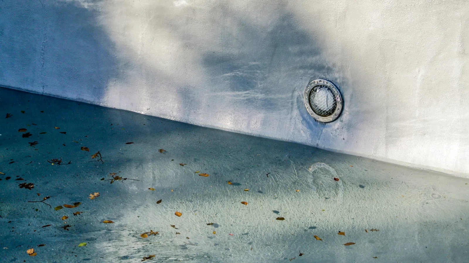 Piscine avec niveau d'eau anormalement bas, signe caractéristique d'une fuite à localiser sans vidanger