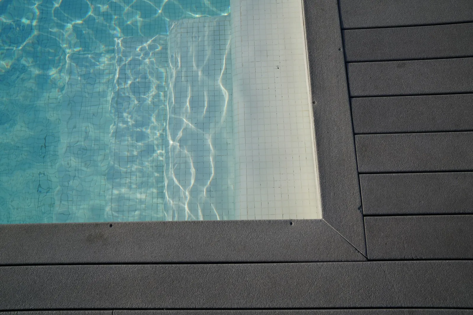 Vue d'ensemble piscine privée en Gironde : guide complet diagnostic et réparation des fuites