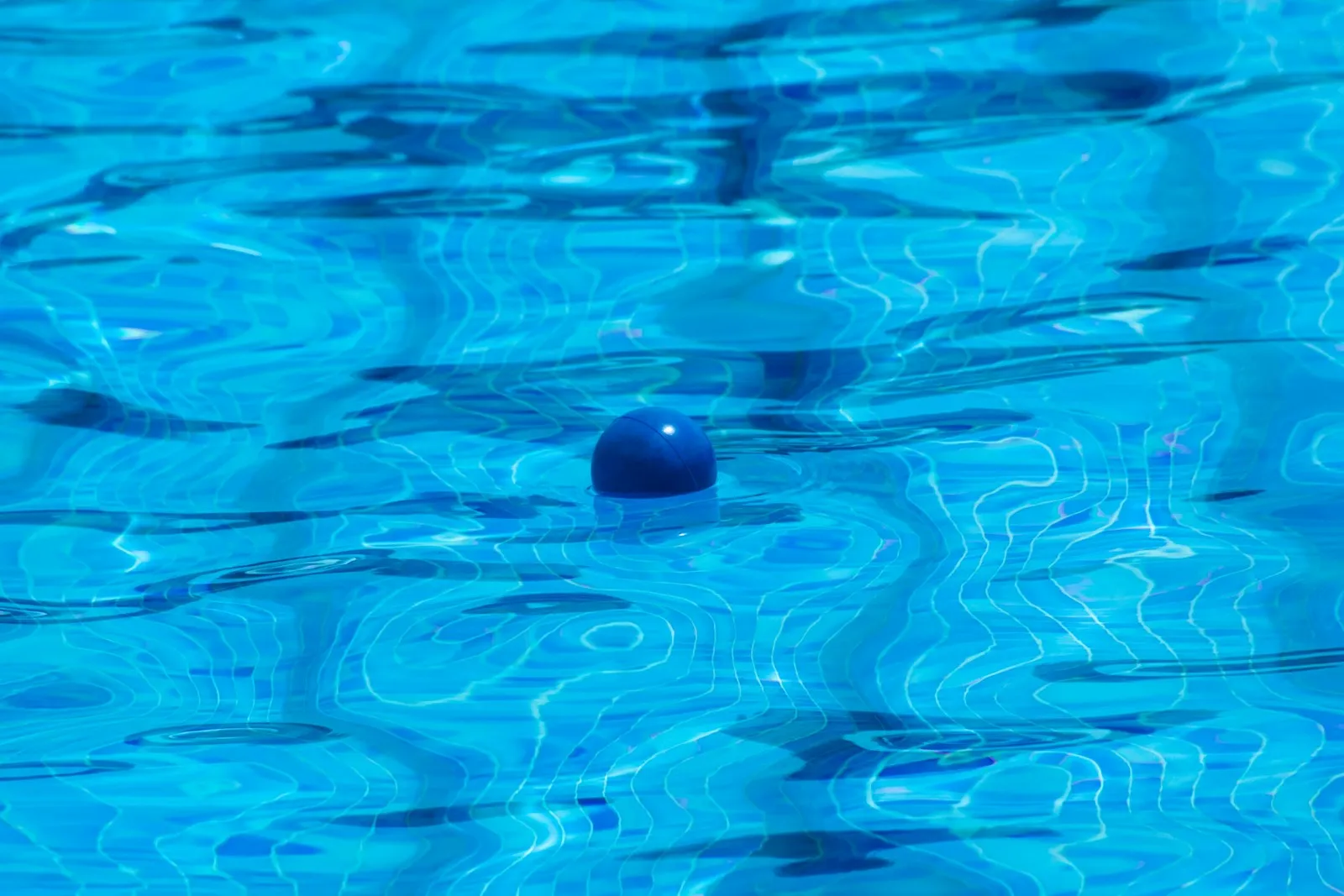 Piscine privée à eau bleue claire en Gironde, contexte d'application du diagnostic à la fluorescéine