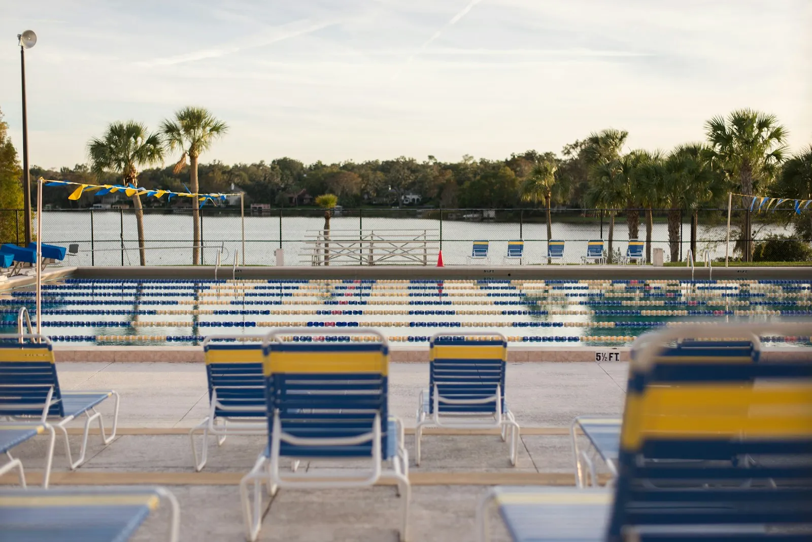 Piscine privée avec niveau d'eau anormalement bas, suspicion de fuite en Gironde