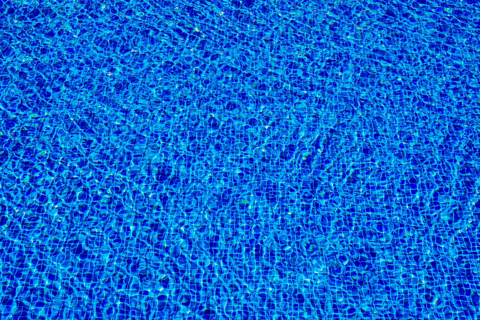 Piscine privée avec liner bleu en Gironde avant réparation d'une fuite