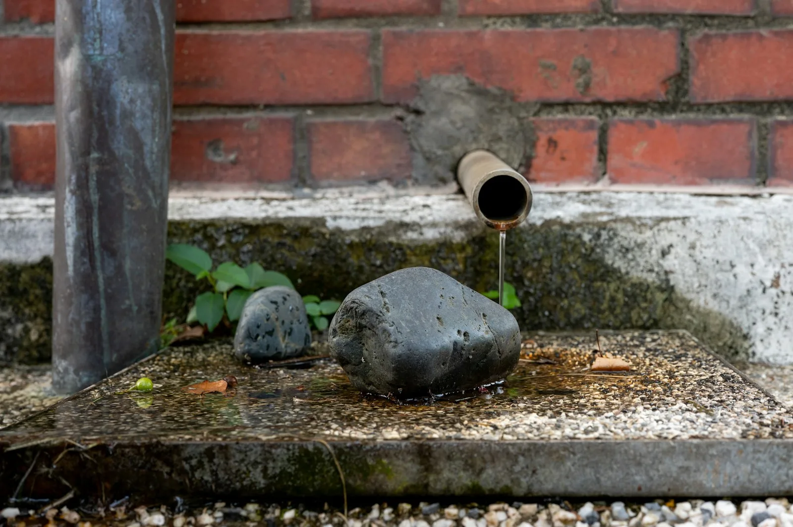 Fuite d'eau active sur une canalisation, situation d'urgence nécessitant une intervention rapide à Bordeaux