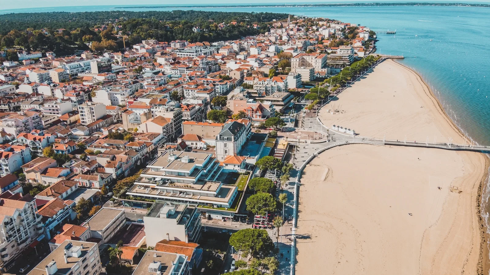 Arcachon vue aérienne avec Bassin et villas de la Ville d'Hiver, zone d'intervention recherche de fuite sur le Bassin d'Arcachon